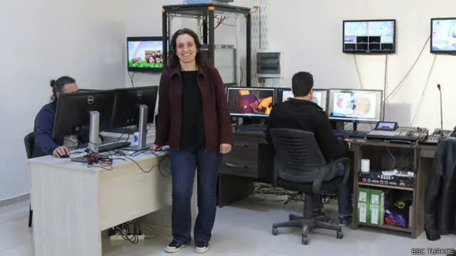 Zarok TV genel yayın koordinatörü Dilek Demirdal, çocuk gelişimine uygun programlar yaratmak için pedagoglarla çalıştıklarını söylüyor. 