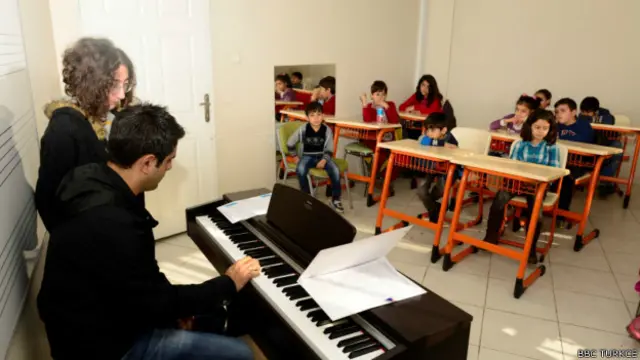 Aram Tigran Kent Konservatuar’ında çocuklar müzik eğitimi alıyor.