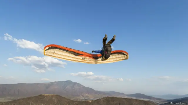 El venezolano Herminio Cordido también participó en el proyecto con sus acrobacias en el aire, para lo cual Ferro tuvo que volar en parapente y recurrir a un sistema especial para poder captar el instante fotográfico.