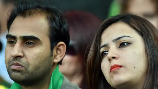 سٹیڈیم میں پاکستان کرکٹ شائقین کی خاصی تعداد موجود تھی اور ٹیم کے کم سکور پر ہی مایوس نظر آنا شروع ہو گئے تھے