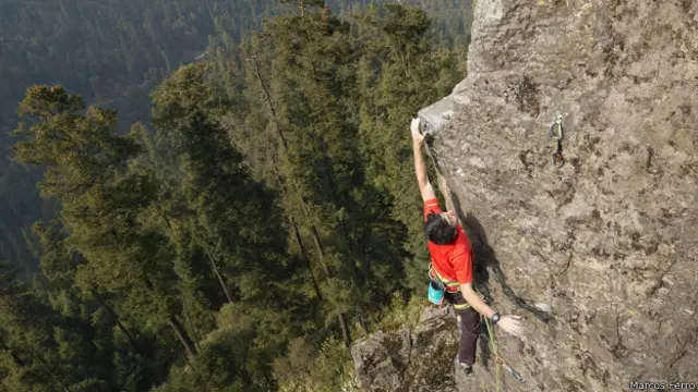 Tal vez uno de los trabajos más cercanos para Ferro fue junto a Mauricio Huerta, con quien comparte la afición de la escalada en roca. En estas imágenes tuvo que utilizar las técnicas de trabajo vertical.