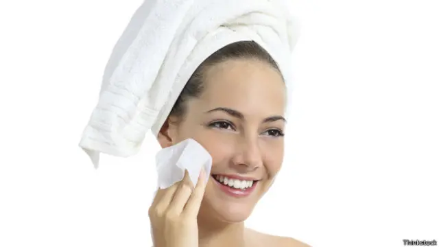 Mujer limpiándose la cara