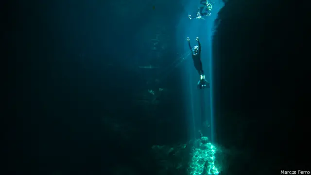 Allí, en las aguas de Cancún, Ferro se tuvo que sumergir para captar en acción a Alejandro Lemus, uno de los mayores exponentes de la apnea.