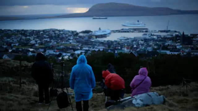 بادلوں کی وجہ سے یہ منظر واضح نہیں تھا