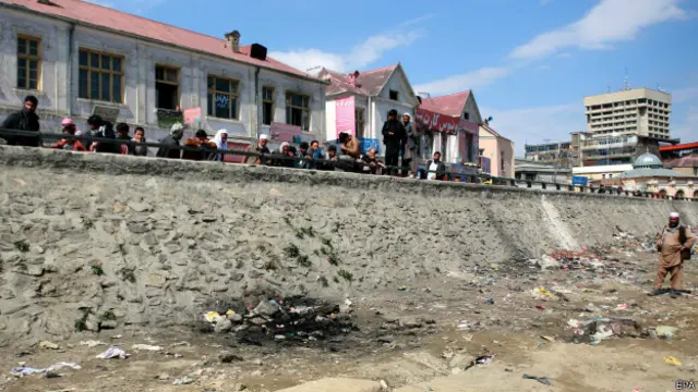 جب خاتون کوگھسیٹ کر باہر لایا جا رہا تھا کچھ لوگوں نے ہجوم کو روکنے کی کوشش کی: بی بی سی نامہ نگار ڈیوڈ لائن