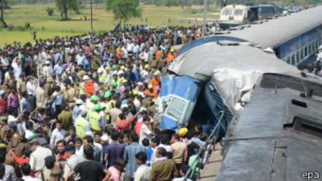 ပိတ်မိနေသူ တွေကို ခက်ခက်ခဲခဲ ကယ်ထုတ်နေရ။