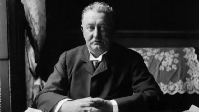 Cecil John Rhodes (1853 - 1902) fit fortune en mettant la main sur l'exploitation du diamant avec la découverte du gisement de Kimberley.