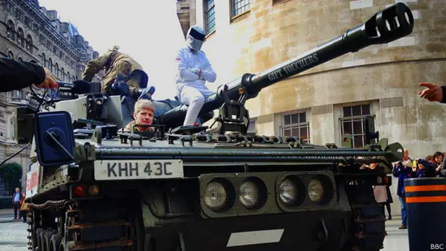 Самоходка у стен Би-би-си