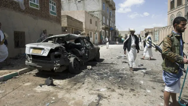 ألحقت التفجيرات أضرارا بمحيط المسجدين. 