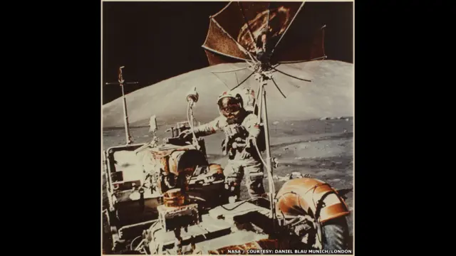 НАСА. "Аполлон-17". Харрисон Шмитт и Юджин Сернан поднимаются на вездеход. 1972 год.