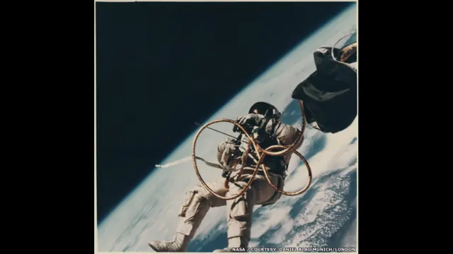 НАСА. "Джемени-4" Фото Джеймса Макдивитта "Эд Уайт парит в космосе". Июнь 1965 года.