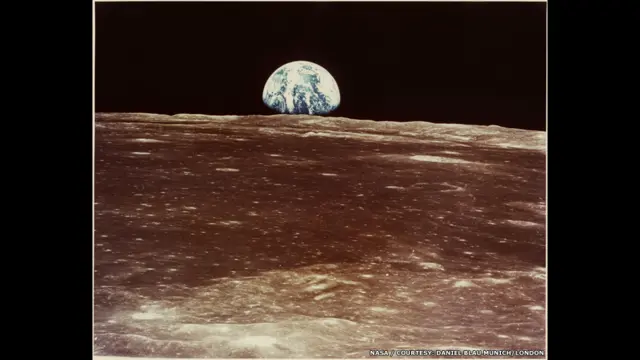 Фото Майка Коллинса "Земля восходит над Луной". 20 июля 1969 года.