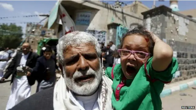 Las explosiones ocurrieron durante las plegarias del viernes.