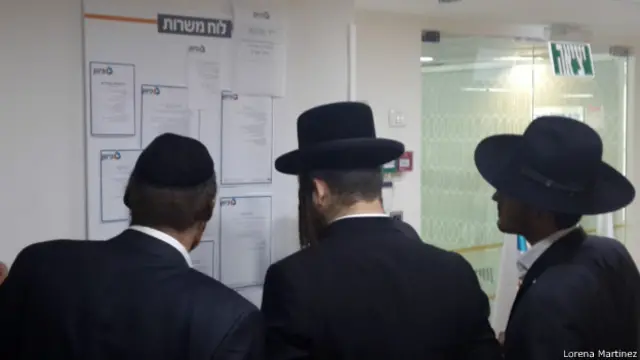 Judíos ultraortodoxos mirando pizarra