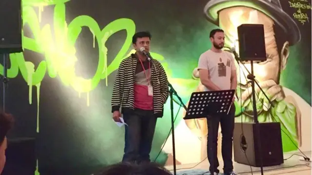 شاعری کے شوقین ایک چھوٹے مجمع کے سامنے شریف سٹیج پر آتے ہیں