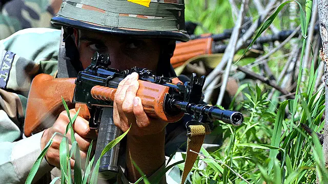 اطلاعات کے مطابق فوج اور شدت پسندوں کے درمیان بدھ کی رات سے شروع ہونے والی جھڑپیں ابھی بھی جاری ہے