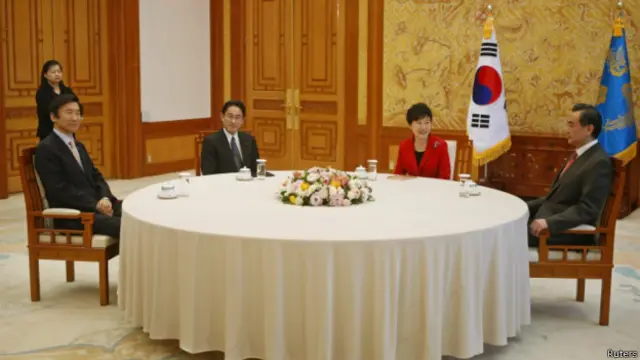 韩国总统朴槿惠在青瓦台会见参加第七次韩中日外长会议的中国外交部长王毅和日本外务相岸田文雄。