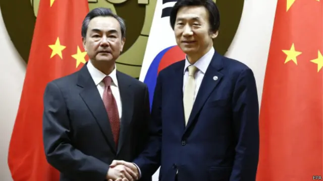 中国外交部部长王毅与韩国外交部长官尹炳世周六举行了会晤
