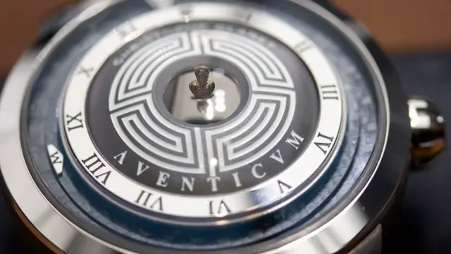 रोमन शासक मारकस औरेलियस की छवि के साथ एवेंटिकम की घड़ी