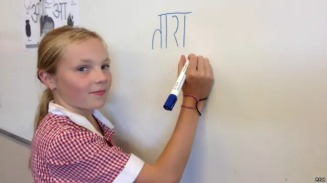 स्कूल में बच्चोंको सिखाई जाती है हिंदी