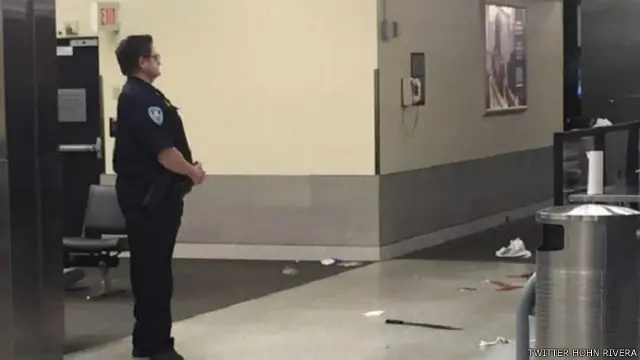 صورة السكين التي كان يمسكها المهاجم جرى التقاطها في مكان الحادث بعد فترة وجيزة من وقوعه