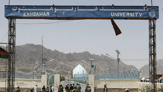 د کندهار د پوهنتون د بنسټ ډبره له نن څخه څه باندې شل کاله وړاندې په ۱۳۶۹ کال کې کیښودل شوه، خو تر وروستیو څو کلونو لا هم دغه پوهنتون ودانۍ نه درلودله