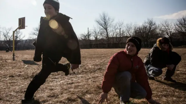 Діти на шкільному майданчику в Торезі на Донеччині - архівне фото