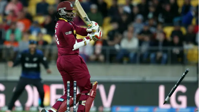 اسی عالمی کپ میں ویسٹ انڈیز کی جانب سے ڈبل سنچری بنانے والے کرس گیل نیوزی لینڈ کے خلاف 61 رنز بنا کر آؤٹ ہوئے۔