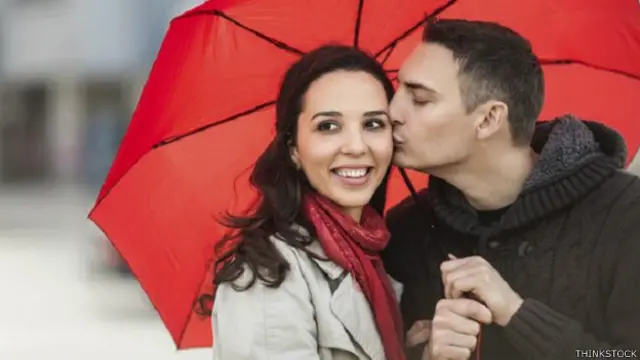 आदमी और औरत छाते के साथ