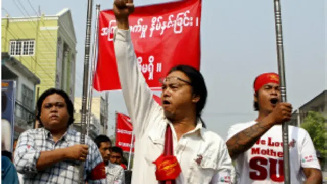 ဆန္ဒပြကျောင်းသားတွေ အကြမ်းဖက် ဖြိုခွင်းခံခဲ့ရမှုကို ကန့်ကွက်ကြောင်း မန္တလေးမြို့လည်မှာ ဆန္ဒ ထုတ်ဖော်ခဲ့ကြ