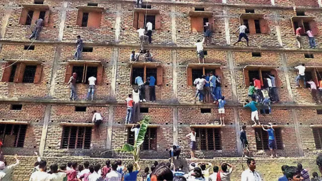 විභාග අපේක්ෂකයන්ට පිළිතුරු පත්ර ලබා දීම සඳහා දෙමව්පියන් සහ ඔවුන්ගේ මිතුරන් විභාග ශාලා ගොඩ නැගිල්ලේ බිත්ති මත නැග සිටින අයුරු දැක්වෙන ඡායාරූප පසුගිය වසරේදී මාධ්ය තුළ පළ විය