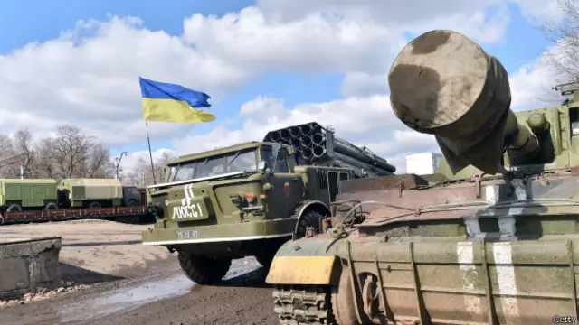 Самоходное орудие и грузовик с украинским флагом