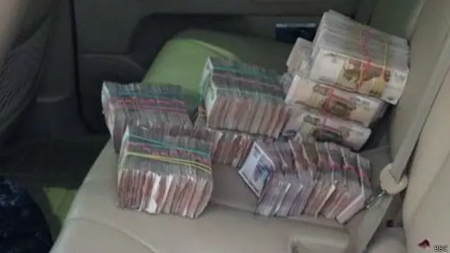 Деньги на сиденье машины