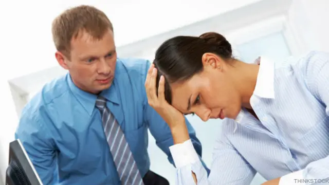 Una persona preocupada y otra que la consuela