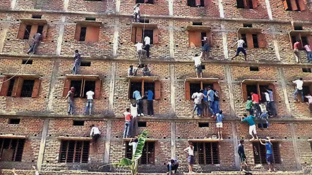 El escándalo de copia de exámenes en India dejó 300 detenidos y 750 estudiantes expulsados.