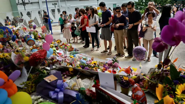 民众在中央医院献花