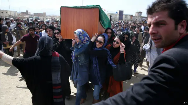 Фарҳунданинг тобутини аёллар кўтариб боришган