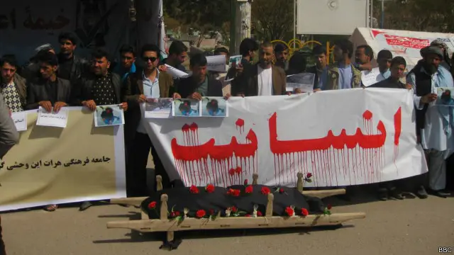 په هرات کې ټول شوي خلک چُپه خوله ولاړ ول او د عدالت غوښتنې شعارونه یې لیکلي ؤ. 