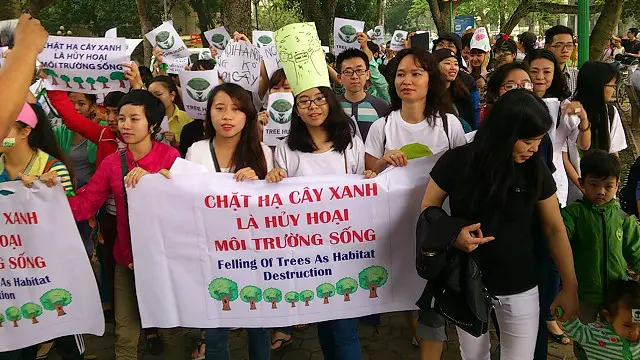 Đông đảo người dân đã tuần hành vì cây xanh hôm 22/3 ở Hà Nội