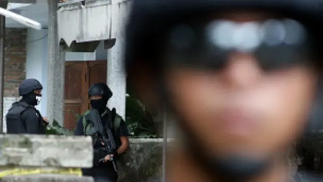 Polisi menangkap lima orang yang diduga merekrut dan mendanai sejumlah WNI berangkat ke Suriah untuk bergabung dengan ISIS.