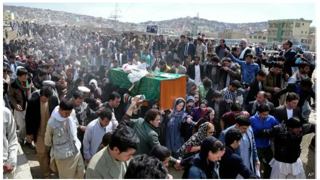  د ۵۰۰ فامیلي سیمې د مُلا په وینا فرخنده وروسته له هغه د قهرجنو کسانو له خوا ووژله شوه چې تعویض لیکونکي تور پرې ولګوه چې قرآن یې وسوځاوه. 