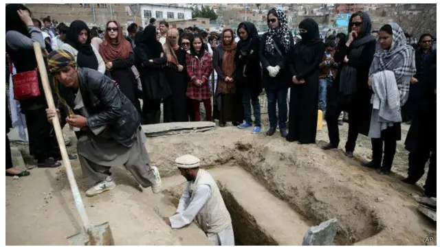 د فرخندې پلار وايي هماغه سهار، د ده لور ۱۰۰ افغانۍ ترې وغوښتې چې کتابچه پرې رانیسي. د ورځې په پای کې خبر شو چې لور یې د نرانو د ډبرو لاندې مړه شوې او مړی یې سوځول شوی.