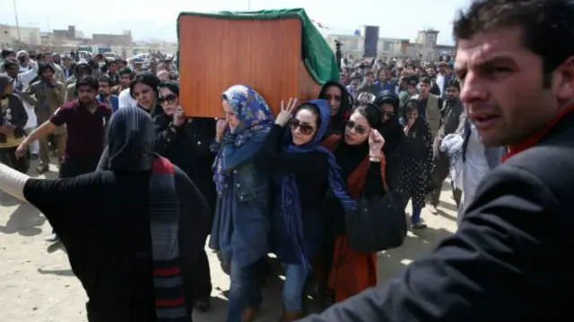 Тобут кўтарган аёллар