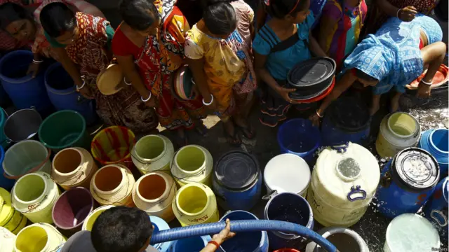 कोलकाता, पानी के डिब्बों की कतारें