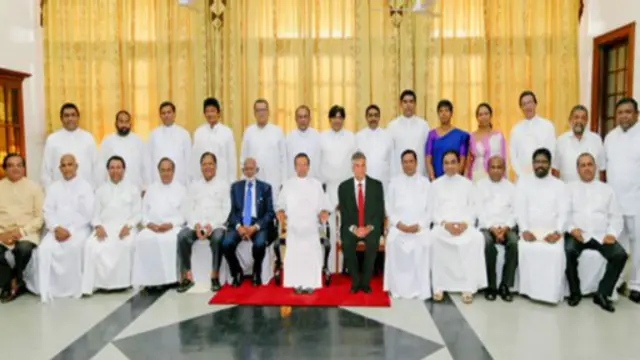 'ජාතික ආණ්ඩුවක් කියන ඒකෙන් අදහස් කරන්නේ මේ හැමදෙනාම ඇමතිවරු බවට දිව්රුම් දීම නම් මට හිතා ගන්න බැහැ මොකක්ද මේ සිද්ධ වෙමින් පවතින්නේ කියලා'