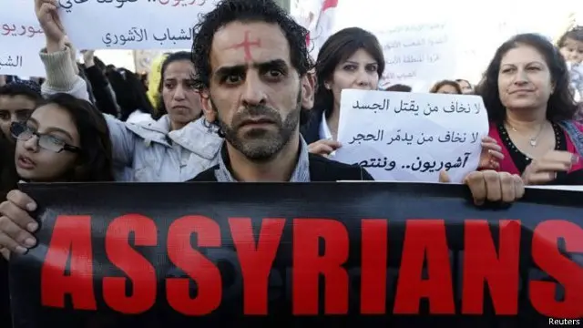 الآشوريون هم المجموعة الاثنية نفسها، التي أجبرها مسلحو تنظيم الدولة خلال العام الماضي على اعتناق الإسلام، أو دفع ضريبة خاصة تسمى الجزية، وإلا يتعرضوا للقتل.