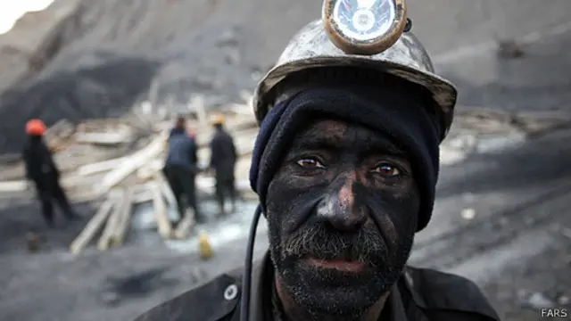 از دیدگاه داخلی بخشهایی از جامعه ایران که صدای رساتری دارند از این توافق نفع خواهند برد. هم بخشهایی از جامعه که به غرب نزدیکترند و هم بخشهای محافظهکار چنین ویژگی دارند. در این میان٬ مردم عادی و به خصوص طبقات محروم جامعه سود زیادی نخواهند برد زیرا به صورت ساختاری از طلب کردن مطالباتشان عاجزند.