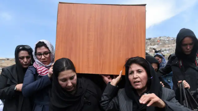 خواتین نے احتجاجاً مردوں کو فرخندہ کا جنازہ بھی اٹھانے نہیں دیا۔