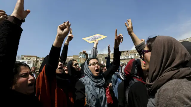 خواتین نے جنازے کے وقت شدید احتجاج کیا اور حکومت سے اس واقعے میں ملوث افراد کے خلاف سخت کارروائی کرنے کا مطالبہ کیا۔