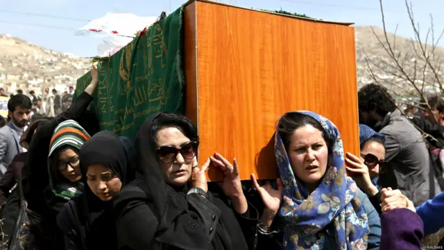 خواتین نے افغان اور اسلامی روایات کےبرخلاف فرخندہ کا جنازہ خود اٹھایا اور قبرستان تک لے کر گئیں۔